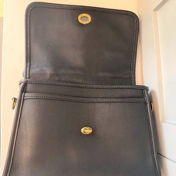 Vintage COACH Court Turnlock Crossbody Bag – Model 9870 | Black - Picture 10 of 16